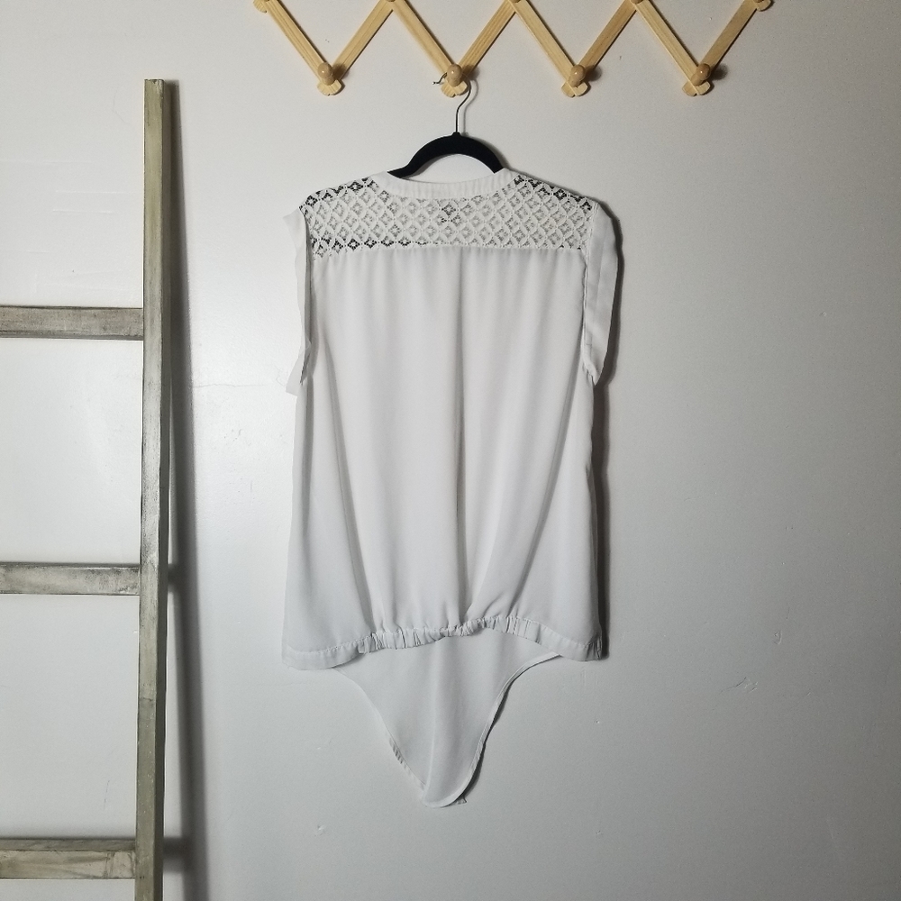 ROZ & ALI WHITE TANK WITH FRONT TIE AT BOTTOM SIZE XL - Picture 2 of 11